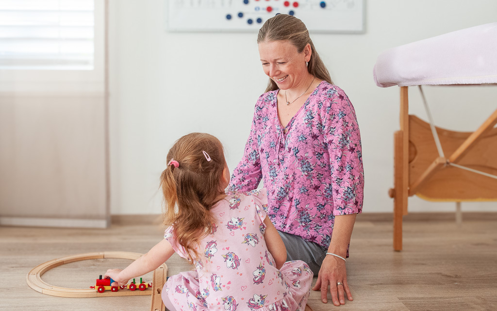 Janine Hunn bei einer Sitzung mit Kind
